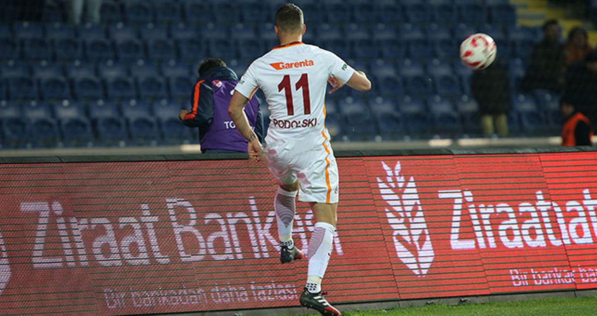 Lukas Podolski, Topu Geç Atan Top Toplayıcıya Şut Attı