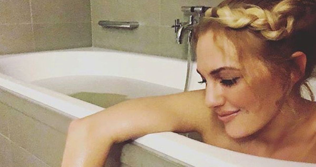 Meryem Uzerli Küvette Çocuklar Gibi Şendi