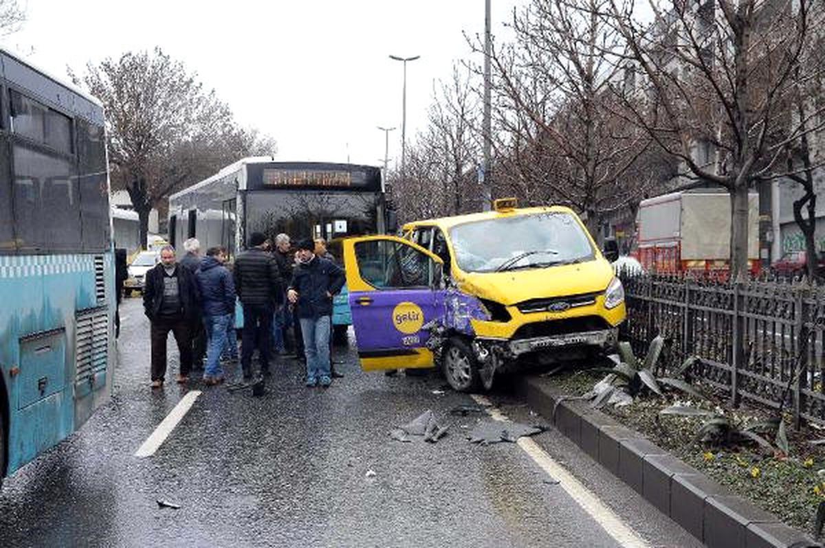 Fatih'te Halk Otobüsüyle Dolmuş Birbirine Girdi: 9 Kişi Yaralandı