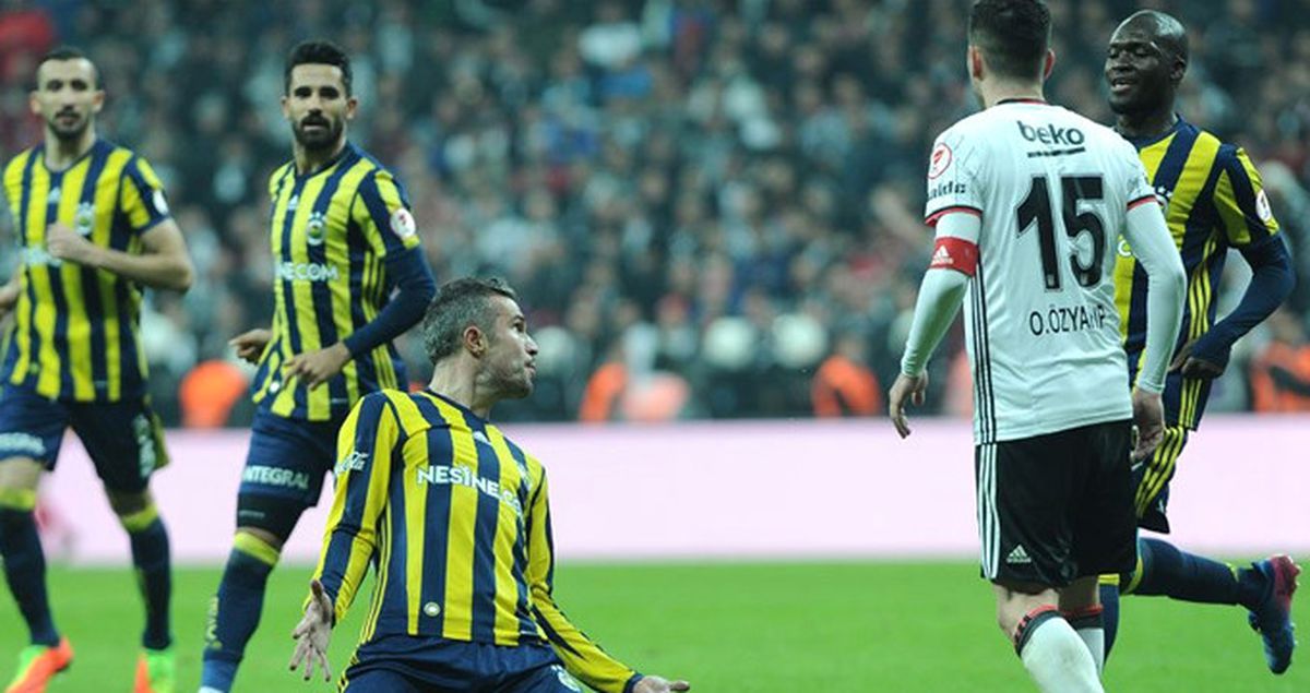 Van Persie, Gol Sevincini Oğuzhan'ın Önüne Kayarak Kutladı
