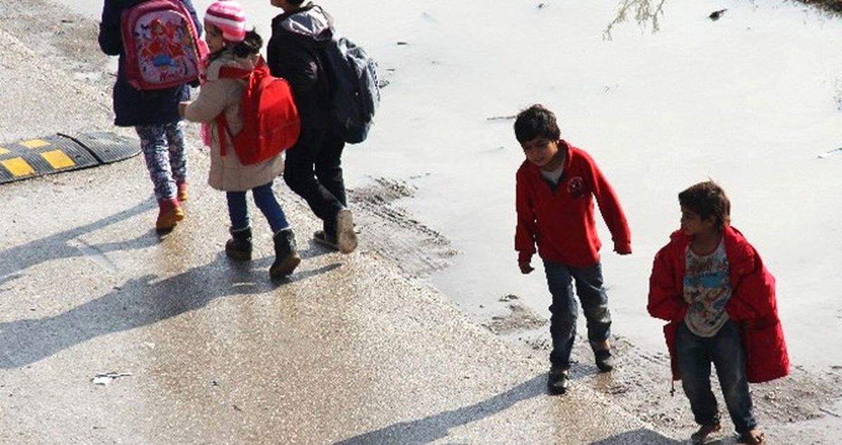 Adana'ya Sığınan Suriyeli Çocuklar, Okula Giden Yaşıtlarını Yalın Ayak İzliyor