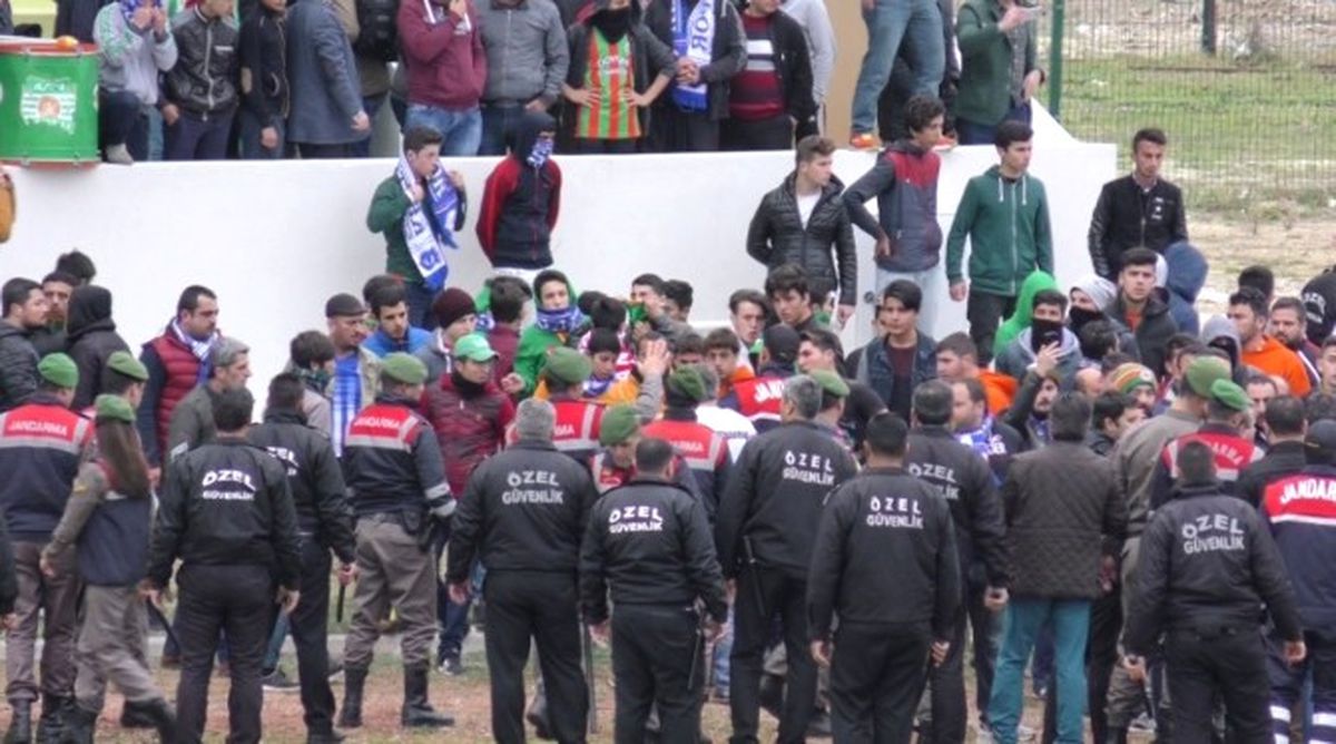 Amatör Maçta Taraftarlar Sahaya İnmek İstedi, Jandarma Silah Kullandı