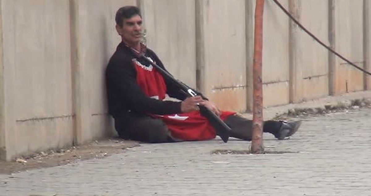 Adliye Önünde Tüfekle İntihara Kalkışan Şahsı Polis Zor İkna Etti