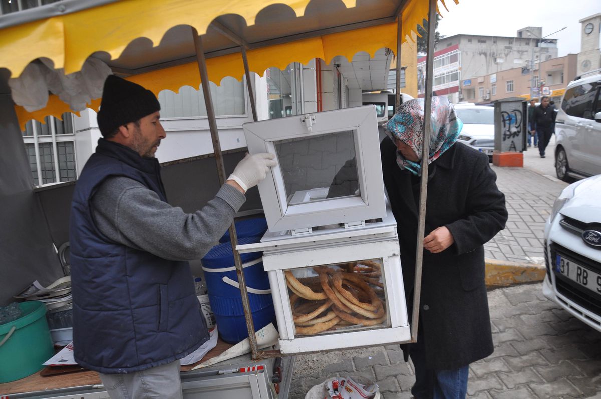 İsmetoğlu Çifti, Çocuklarını Simit Ayran Satarak Okutuyor
