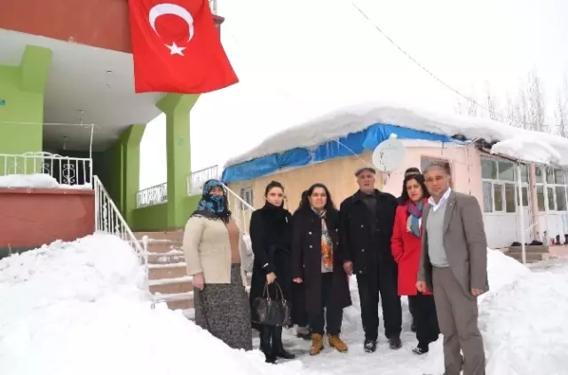 Vali ve Kaymakam Eşlerinden Şehit Ailelerine Ziyaret Vali ve Kaymakam Eşlerinden Şehit Ailelerine Ziyaret