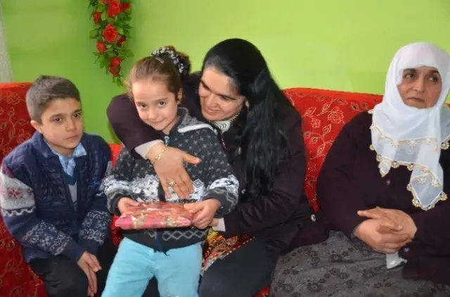 Vali ve Kaymakam Eşlerinden Şehit Ailelerine Ziyaret Vali ve Kaymakam Eşlerinden Şehit Ailelerine Ziyaret