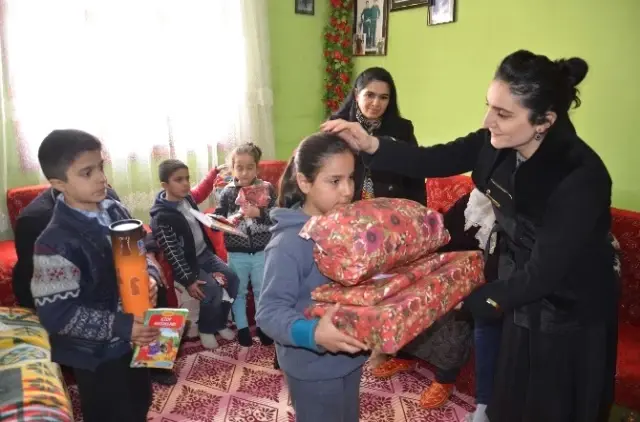 Vali ve Kaymakam Eşlerinden Şehit Ailelerine Ziyaret Vali ve Kaymakam Eşlerinden Şehit Ailelerine Ziyaret