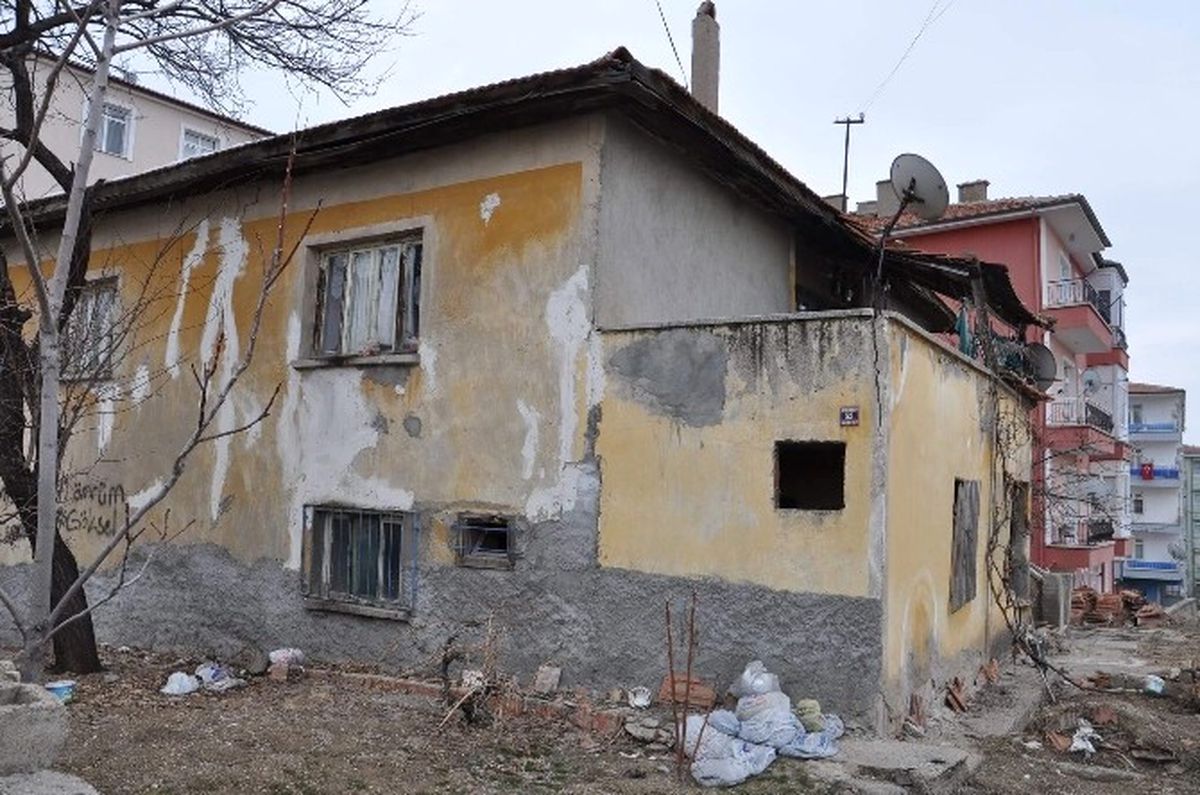 Yaşlı Kadın Tek Odalı Evde Yaşam Mücadelesi Veriyor