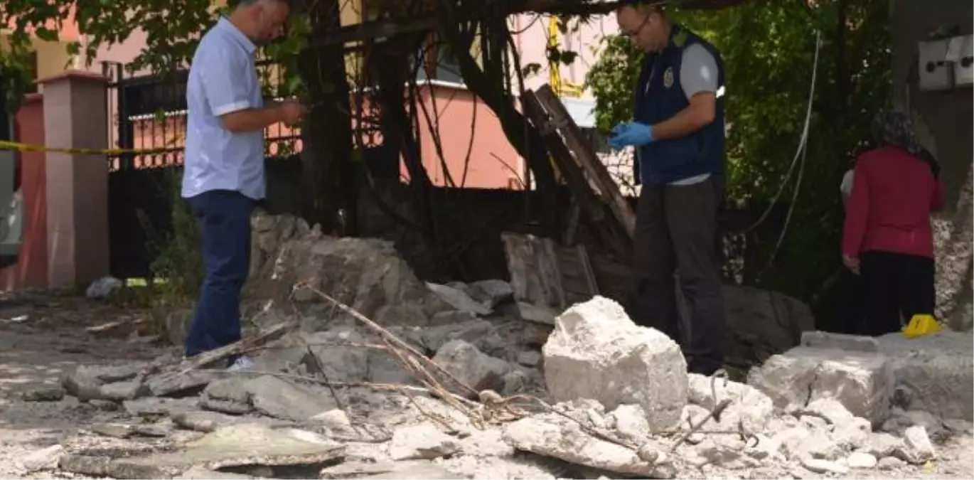 Bahçe Duvarının Altında Kalan Çocuk Öldü, Arkadaşı Yaralandı