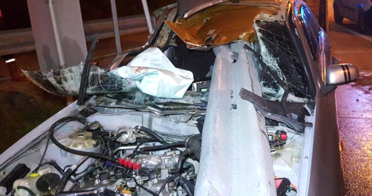 Bariyerlere Saplanan Otomobilden Sağ Çıktı