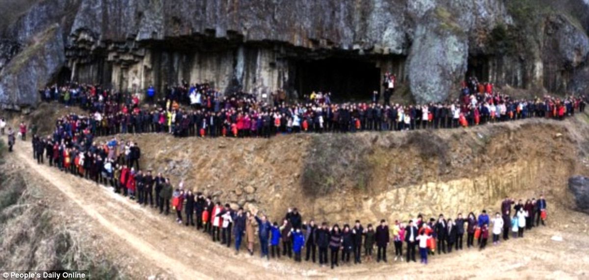Çinli Aşiret, 500 Aile Üyesiyle Fotoğraf Çektirerek Sınırları Zorladı