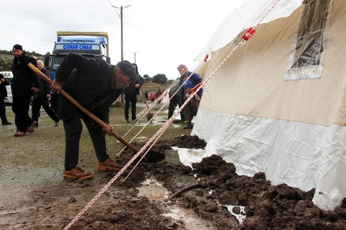 Deprem Bölgesinde Yağış Başladı