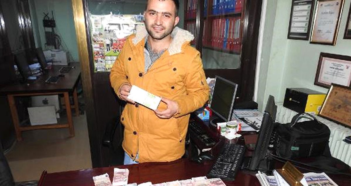 Poşet Dolusu Para Bulan Genç, Sahibini Ararken Sahte Olduğunu Öğrendi