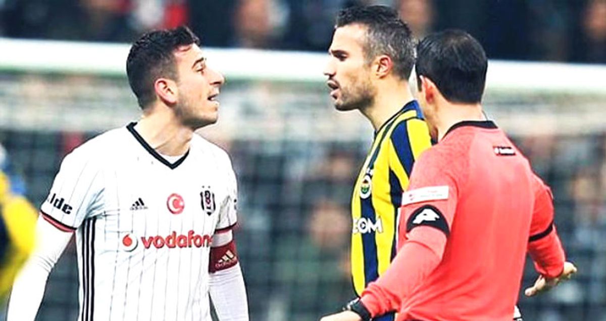 Robin van Persie - Oğuzhan Özyakup Gerilimi, İngiltere'de Manşet Oldu