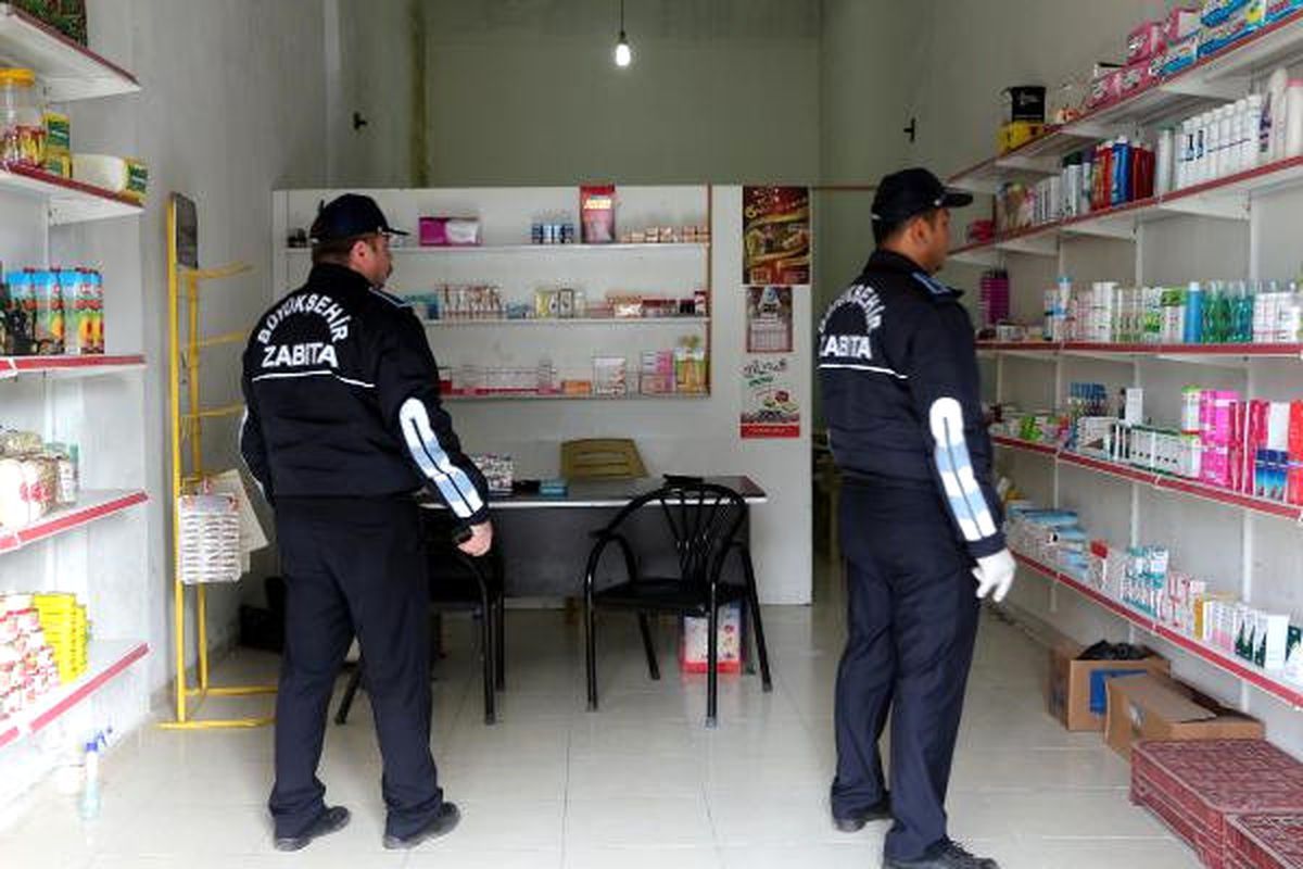Suriyelilerin Bakkal Görünümlü Ruhsatsız Diş Kliniğine Baskın Yapıldı