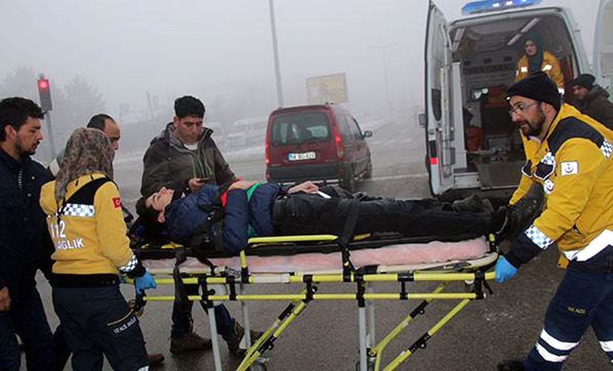 TIR'la servis minibüsü çarpıştı: 19 yaralı