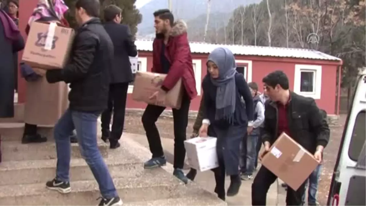 Üniversite Öğrencilerinden Kırtasiye Yardımı