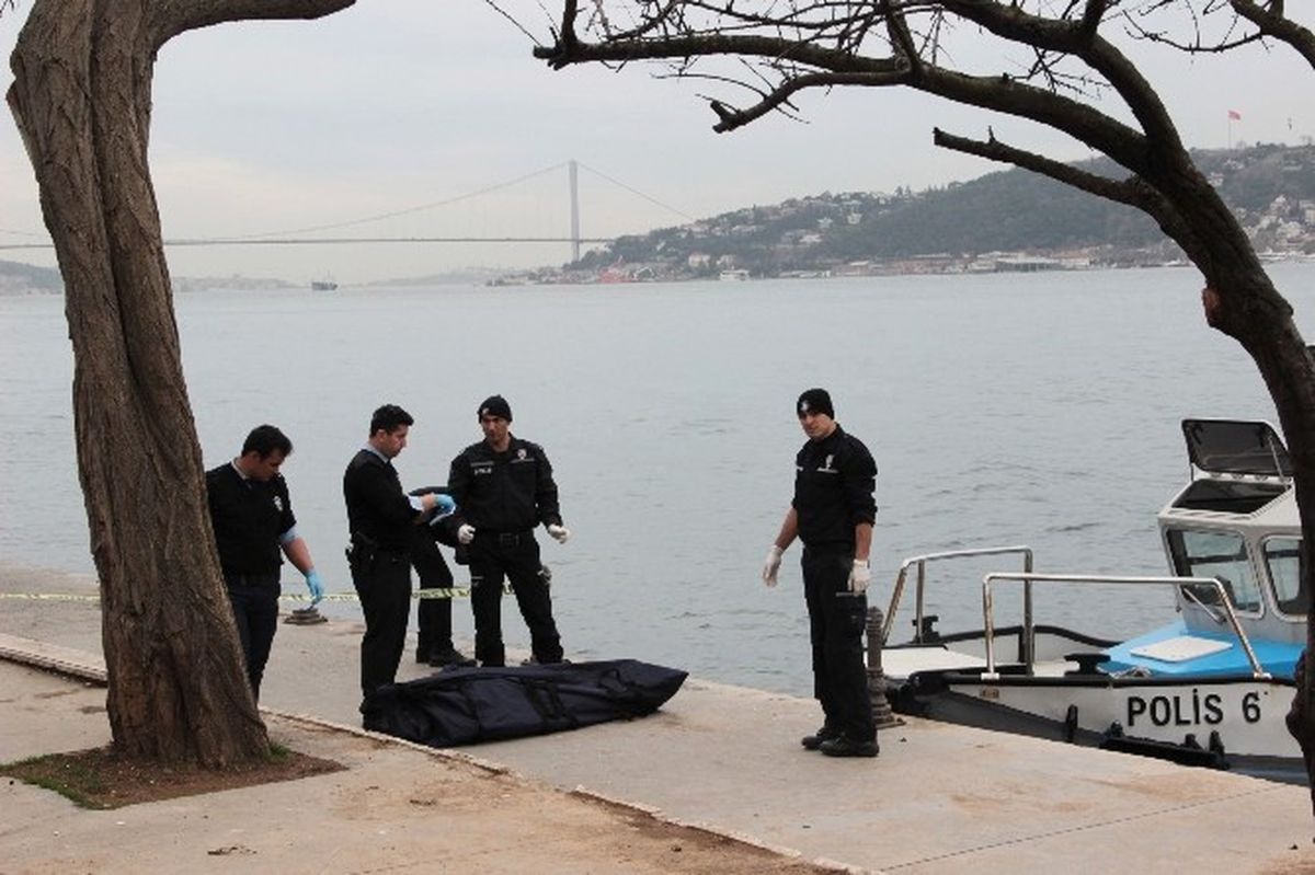 Üsküdar Açıklarında Deniz Temizliği Yapan İşçiler Erkek Cesedi Buldu