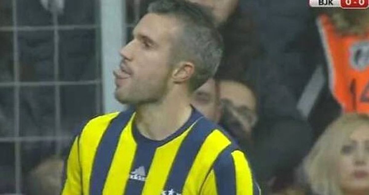 Beşiktaş, Fenerbahçeli Robin van Persie'yi Dava Edecek