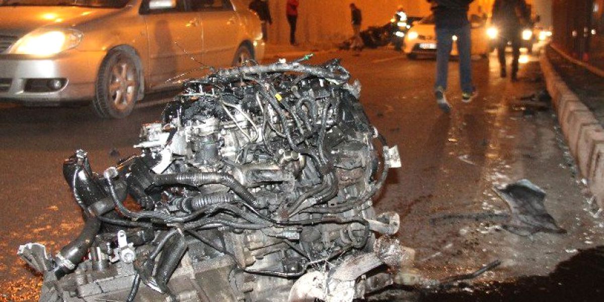 Kazada Arçtan Fırlayan Motor Başka Bir Aracın Üzerine Düştü: 1 Yaralı