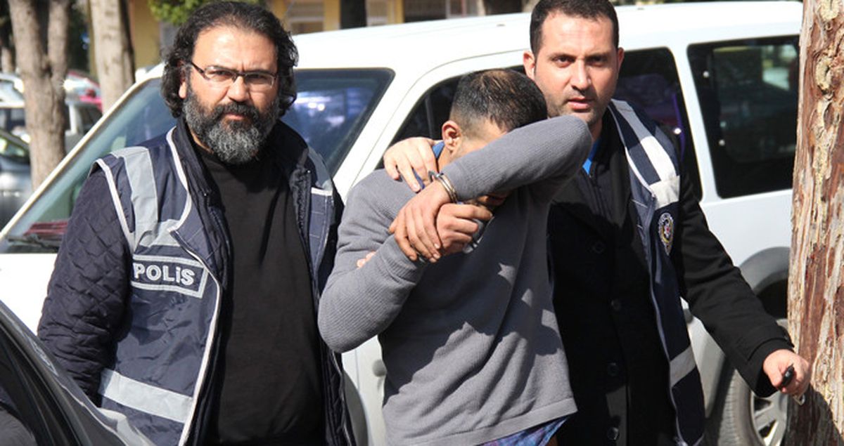 İş Yerine Giren Hırsız, Karşılaştığı Köpeği Severken Kameraya Yakalandı