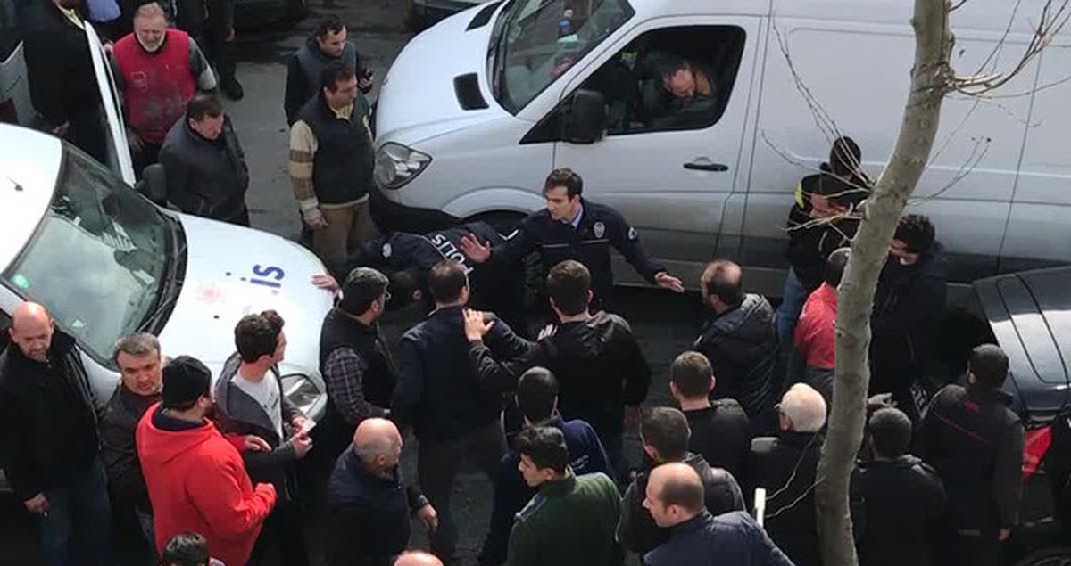 Esnaf, Polise Saldıran Uyuşturucu Satıcılarını Linç Etmeye Çalıştı