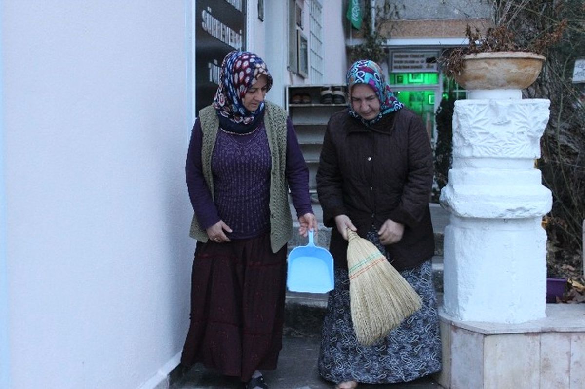 Tarikat Kurucusunu Rüyalarında Gören Gelin Görümce Türbedarlığa Başladı