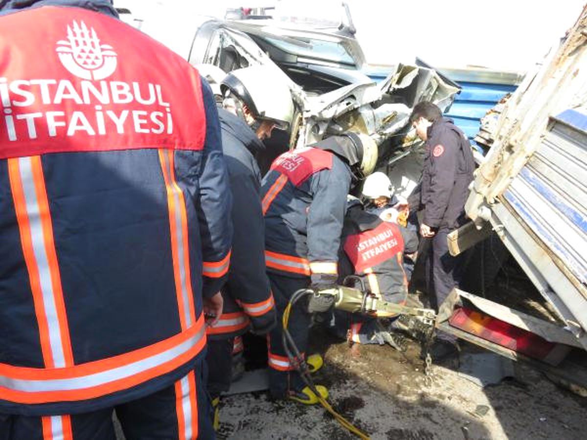 TIR, Kamyonun Üzerine Devrildi: 2 Yaralı