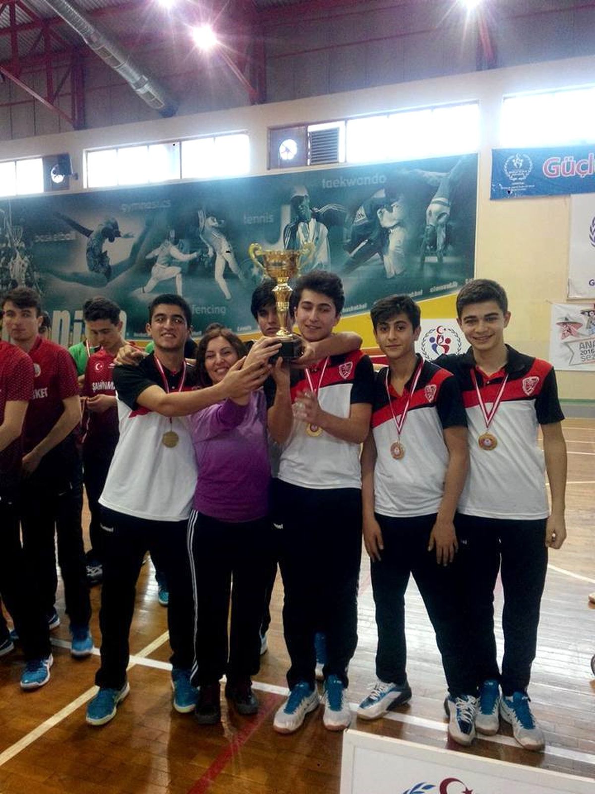 Manisa'da Okullararası Badminton Heyecanı Yaşandı