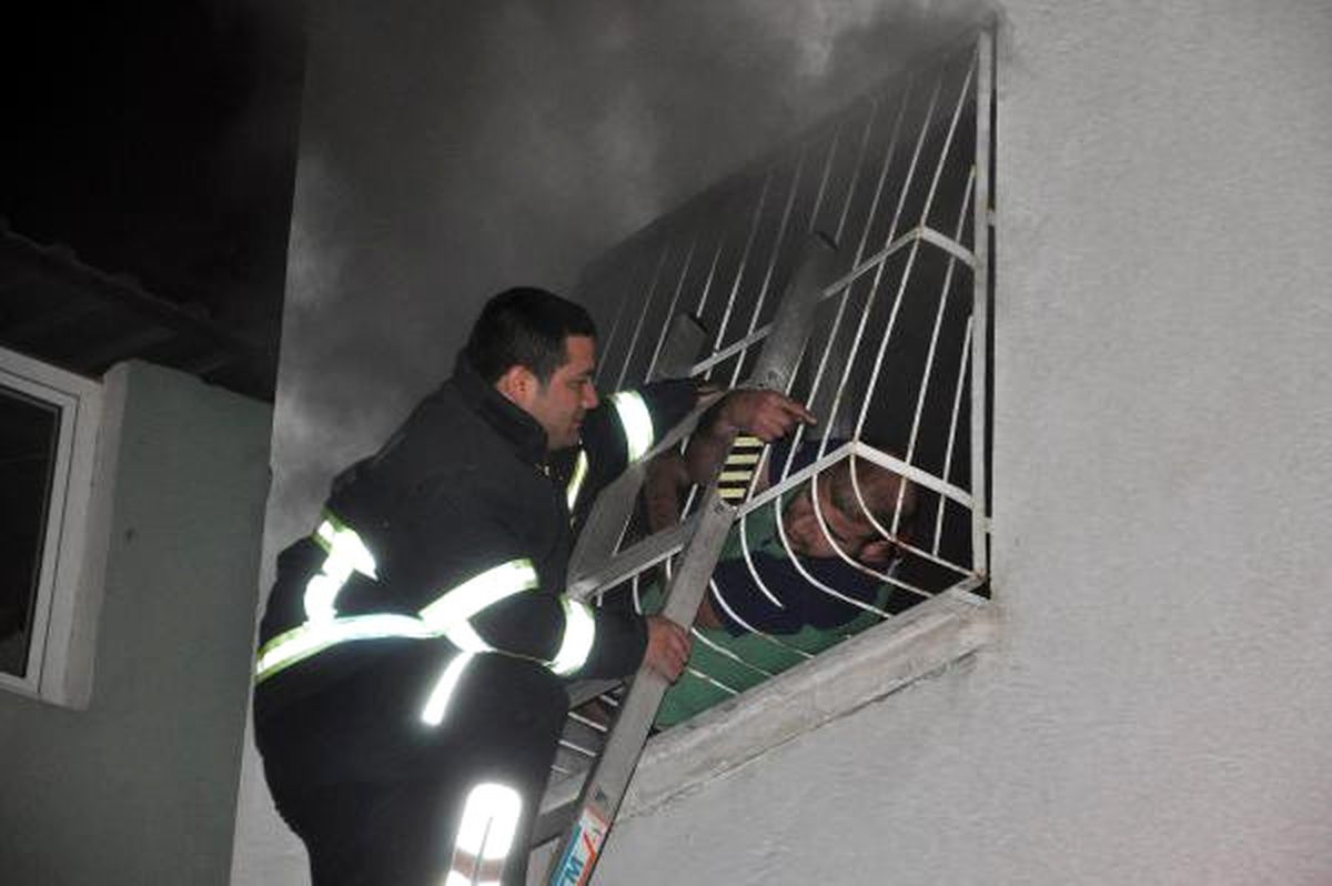 Adana'da Öğrenci Evinde Yangın: Dakikalarca Yardım Bekledi