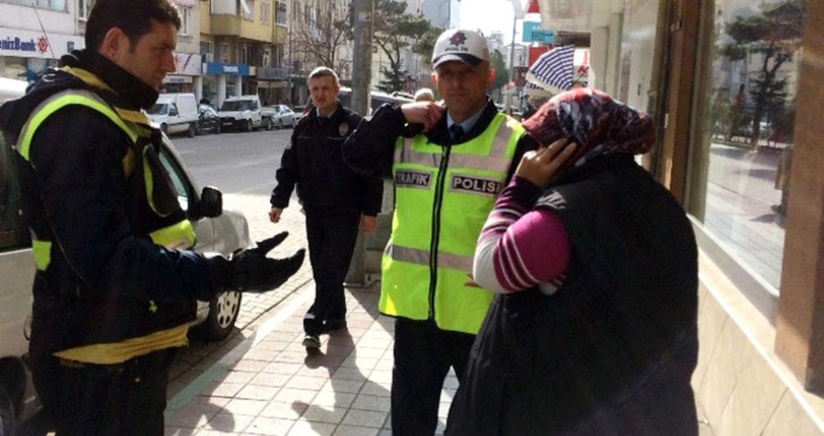 Dolandırılmak Üzere Olan Kadını, Polisler Zor İkna Etti