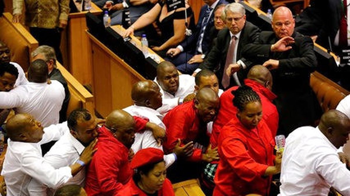 Güney Afrika'da Devlet Başkanı Zuma'nın Sözünü Kesen Milletvekilleri Meclisten Kovuldu