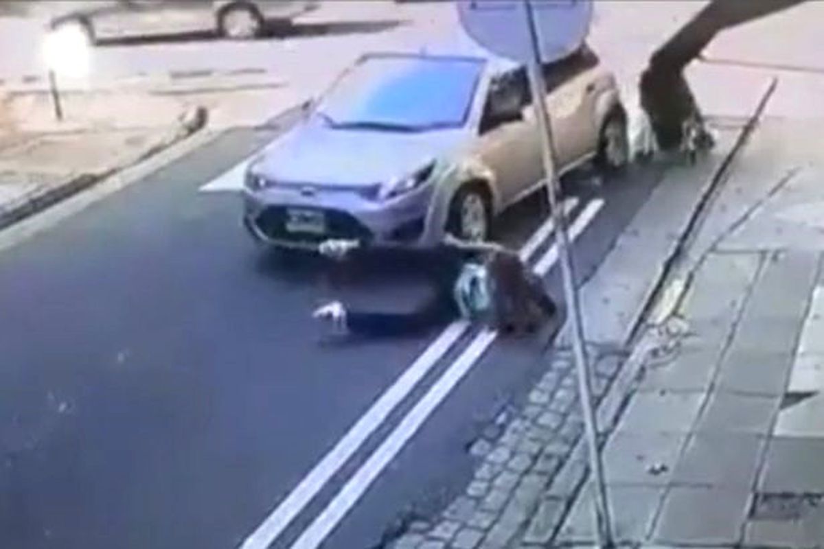 Fedakar Anne Çocuğunu Kurtararak Hızla Gelen Arabanın Önüne Atladı