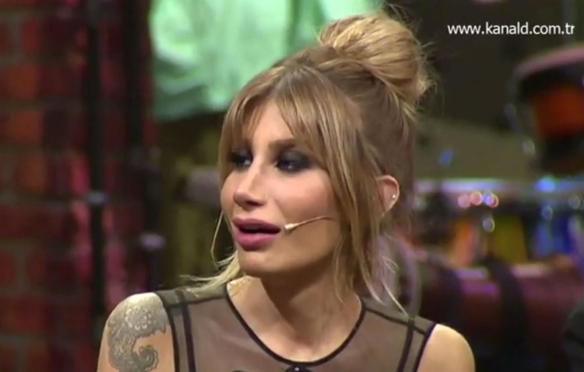 Beyaz, Konuğu İrem Derici'ye Silikonlarını Sordu