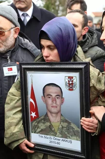 El-Bab Şehidi Ömer Akkuş'u Son Yolculuğuna Binler Uğurladı El-Bab Şehidi Ömer Akkuş'u Son Yolculuğuna Binler Uğurladı