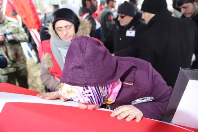 El-Bab Şehidi Ömer Akkuş'u Son Yolculuğuna Binler Uğurladı El-Bab Şehidi Ömer Akkuş'u Son Yolculuğuna Binler Uğurladı
