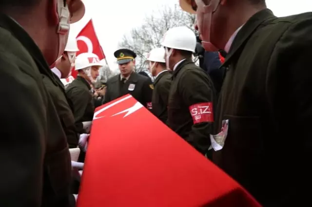 El-Bab Şehidi Ömer Akkuş'u Son Yolculuğuna Binler Uğurladı El-Bab Şehidi Ömer Akkuş'u Son Yolculuğuna Binler Uğurladı