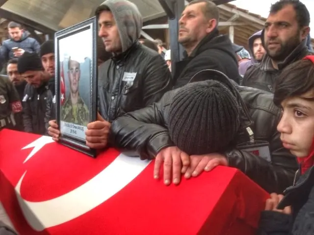 El-Bab Şehidi Ömer Akkuş'u Son Yolculuğuna Binler Uğurladı El-Bab Şehidi Ömer Akkuş'u Son Yolculuğuna Binler Uğurladı