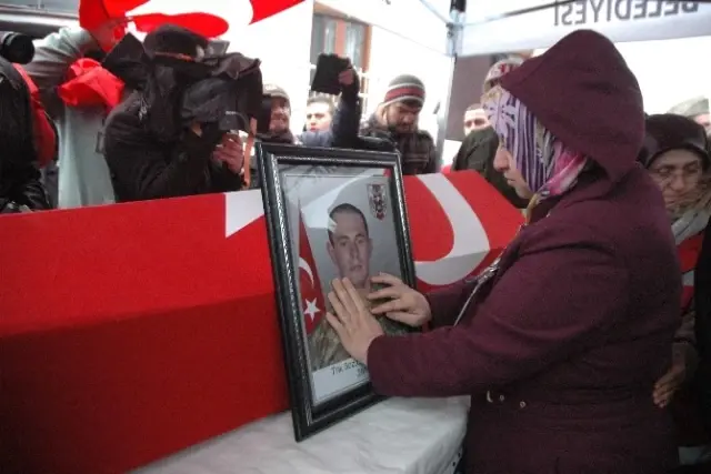 El-Bab Şehidi Ömer Akkuş'u Son Yolculuğuna Binler Uğurladı El-Bab Şehidi Ömer Akkuş'u Son Yolculuğuna Binler Uğurladı