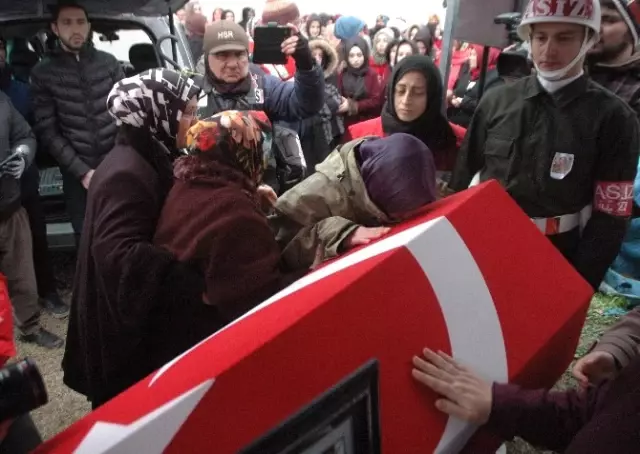 El-Bab Şehidi Ömer Akkuş'u Son Yolculuğuna Binler Uğurladı El-Bab Şehidi Ömer Akkuş'u Son Yolculuğuna Binler Uğurladı