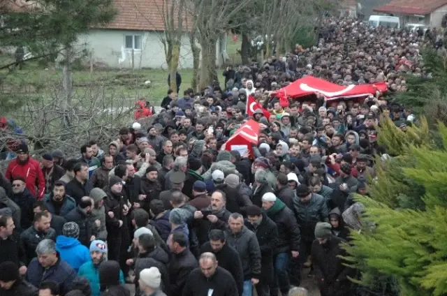 El-Bab Şehidi Ömer Akkuş'u Son Yolculuğuna Binler Uğurladı El-Bab Şehidi Ömer Akkuş'u Son Yolculuğuna Binler Uğurladı