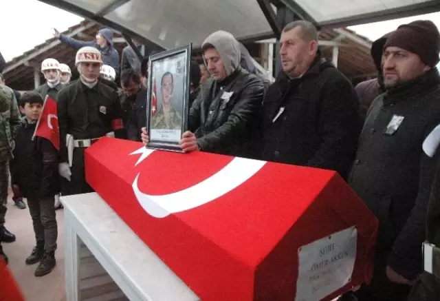 El-Bab Şehidi Ömer Akkuş'u Son Yolculuğuna Binler Uğurladı El-Bab Şehidi Ömer Akkuş'u Son Yolculuğuna Binler Uğurladı