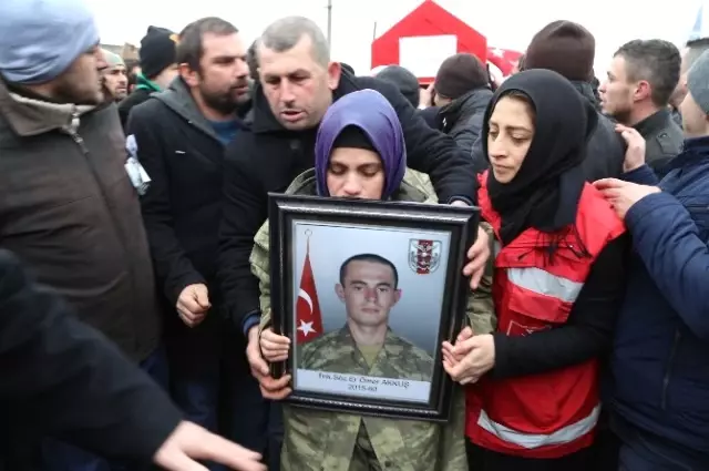 El-Bab Şehidi Ömer Akkuş'u Son Yolculuğuna Binler Uğurladı El-Bab Şehidi Ömer Akkuş'u Son Yolculuğuna Binler Uğurladı