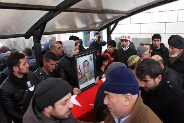 El Bab Şehidini 10 Bin Kişi Son Yolculuğuna Uğurladı El Bab Şehidini 10 Bin Kişi Son Yolculuğuna Uğurladı