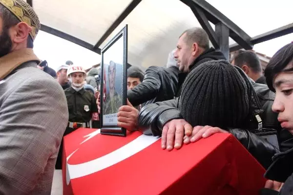 El Bab Şehidini 10 Bin Kişi Son Yolculuğuna Uğurladı El Bab Şehidini 10 Bin Kişi Son Yolculuğuna Uğurladı