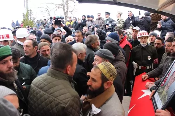 El Bab Şehidini 10 Bin Kişi Son Yolculuğuna Uğurladı El Bab Şehidini 10 Bin Kişi Son Yolculuğuna Uğurladı