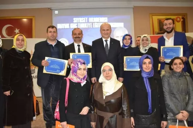 Gemlikli AK Parti Üye ve Yöneticiler Sertifikalarını Aldı Gemlikli AK Parti Üye ve Yöneticiler Sertifikalarını Aldı