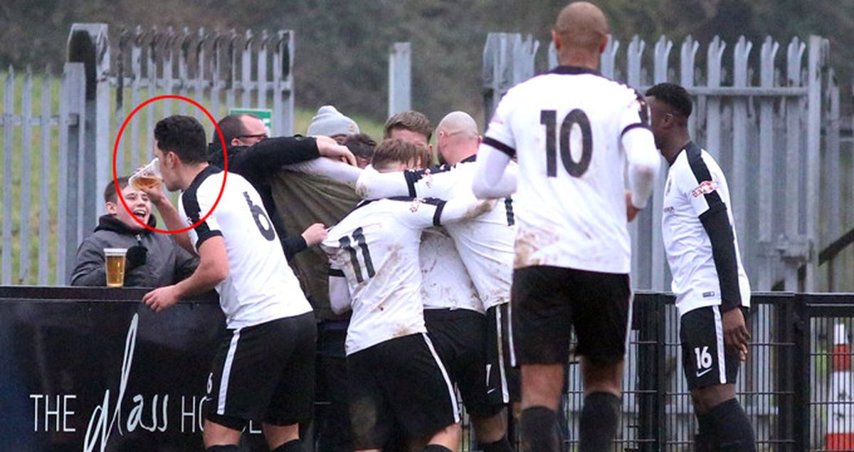 İngiltere'de Corby Town Forması Giyen Jason Lee, Taraftarın Birasını İçti