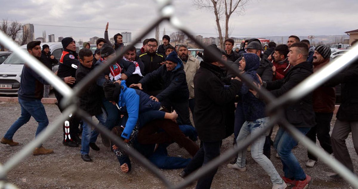 Kayseri'deki Amatör Maçta Taraftarlar Kapıştı, Polis Biber Gazı Kullandı