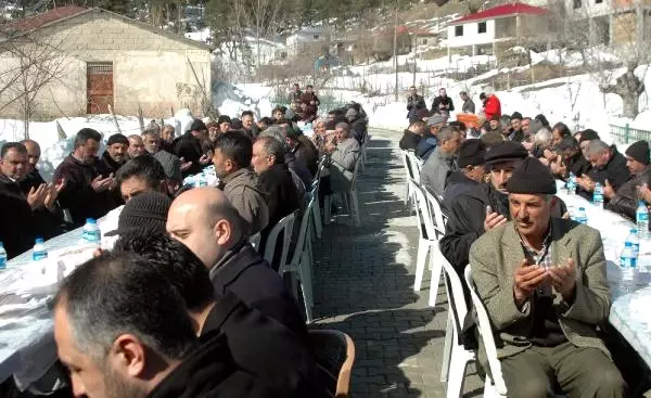 Adana'ya Defnedilen Şehit İçin Memleketinde Mevlit Okutuldu Adana'ya Defnedilen Şehit İçin Memleketinde Mevlit Okutuldu